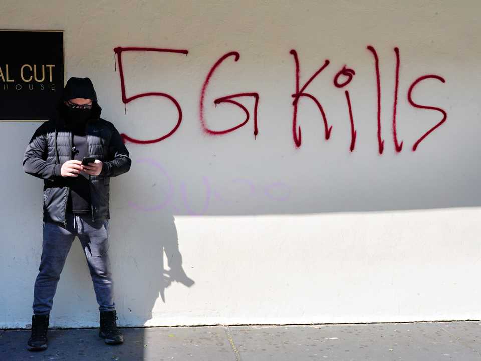 5Gがコロナウイルス感染を拡大したという陰謀論がネット上で爆発的に広がっている。