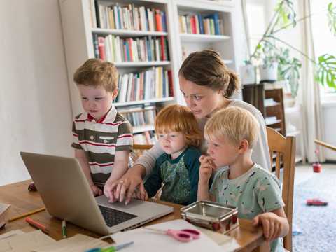 子どもと一緒にパソコンを使う女性