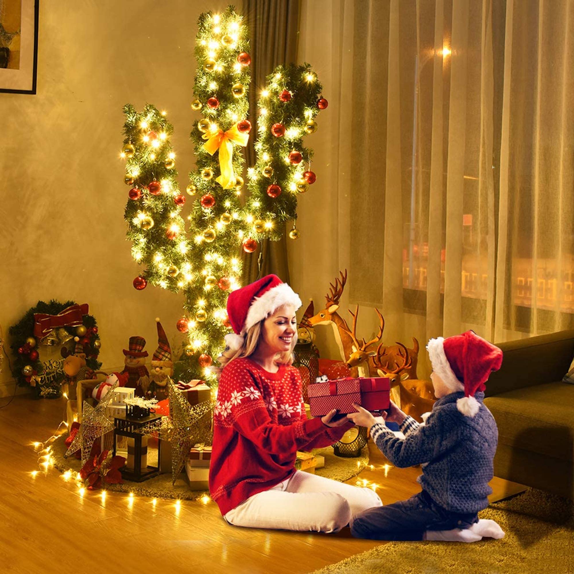 普通のクリスマスツリーに飽きたら「サボテン」や「ヤシの木」はいかが