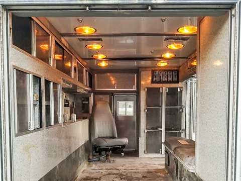 4500ドルの中古の救急車を 3万ドルの 極小住宅 に生まれ変わらせる方法 Business Insider Japan