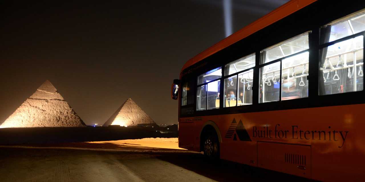 9ピラミッズ・ラウンジのオープン初日、大ピラミッドのそばに停められた電気バス。2020年10月20日。