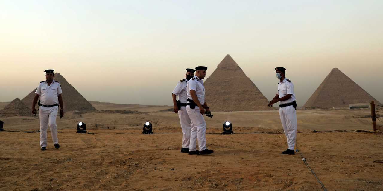 ピラミッズ・ラウンジのオープン初日。フェイスマスクを着用した警官。2020年10月20日。