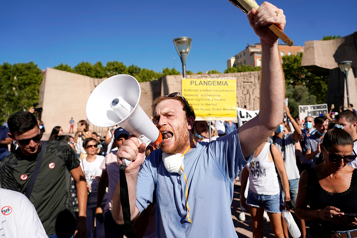 スペイン マスク着用 抗議デモ