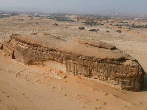 サウジアラビアの砂岩のリゾートホテル まるで古代遺跡のような完成イメージを見てみよう Business Insider Japan