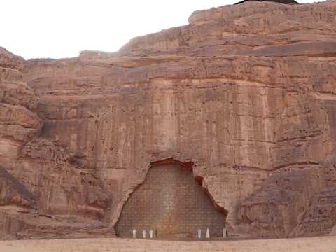 サウジアラビアの砂岩のリゾートホテル まるで古代遺跡のような完成イメージを見てみよう Business Insider Japan