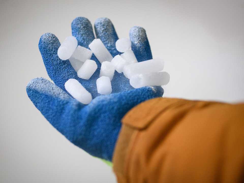 ファイザーとバイオンテックのワクチンは極低温で輸送する必要がある。