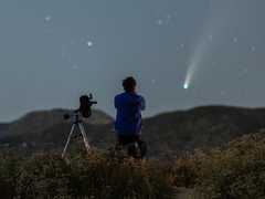 夜空を眺める男性。2020年7月19日、カリフォルニア州のサン・ガブリエル・マウンテン国定公園で。