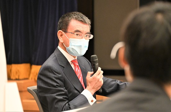 河野大臣「優秀な官僚が霞が関を去るのは問題」。働き方改革で夜10時以降“閉庁”求めた署名受け取る