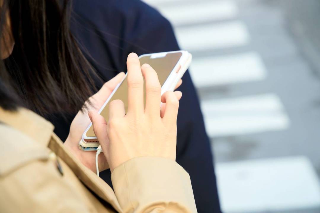 スマホ女性イメージ