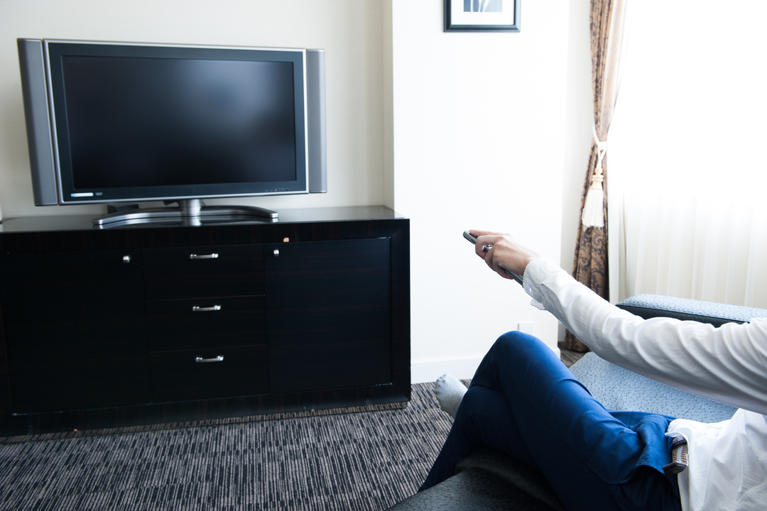 テレビを見る男性暗いイメージ