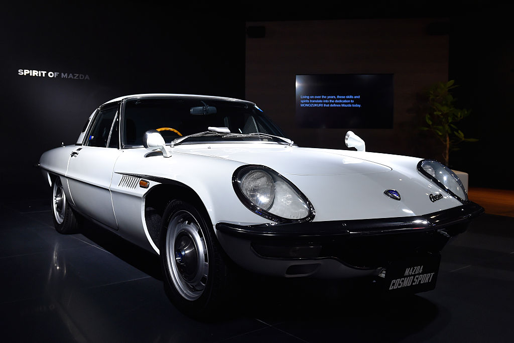 マツダのコスモスポーツ。ロータリーエンジンは、小型ながら静音でパワフル。｢夢のエンジン｣とも呼ばれた。