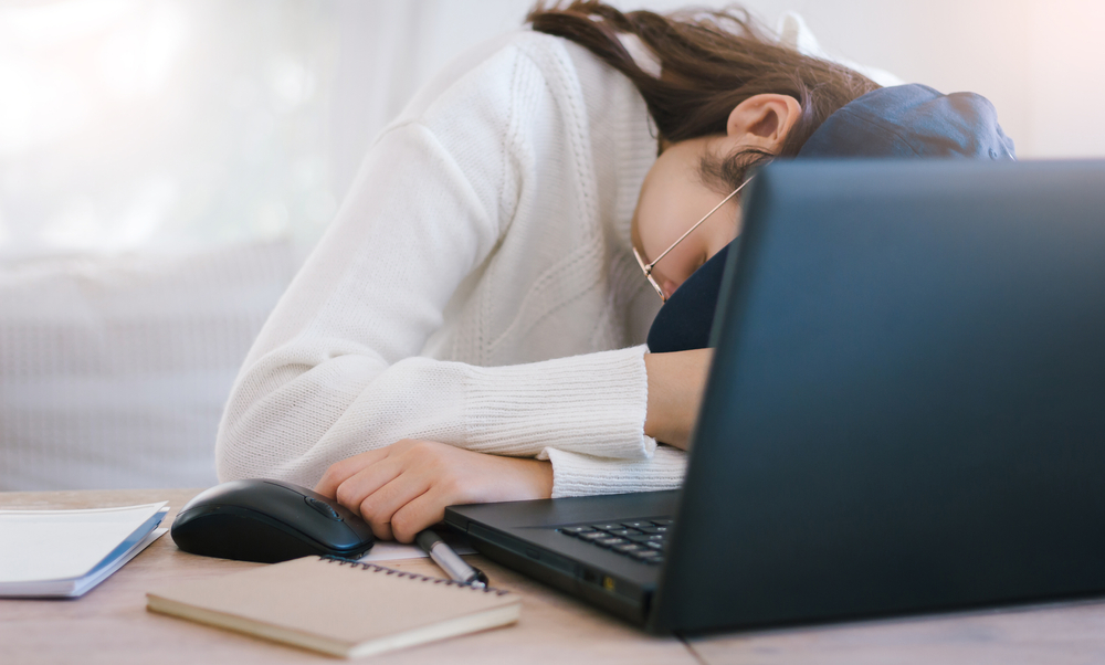 机で寝ている人