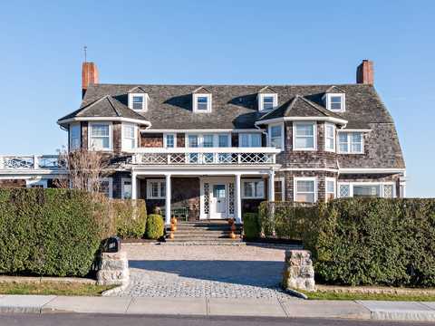 12億円あればテイラー・スウィフトの隣人になれるかも...米ロードアイランド州の豪邸を見てみよう