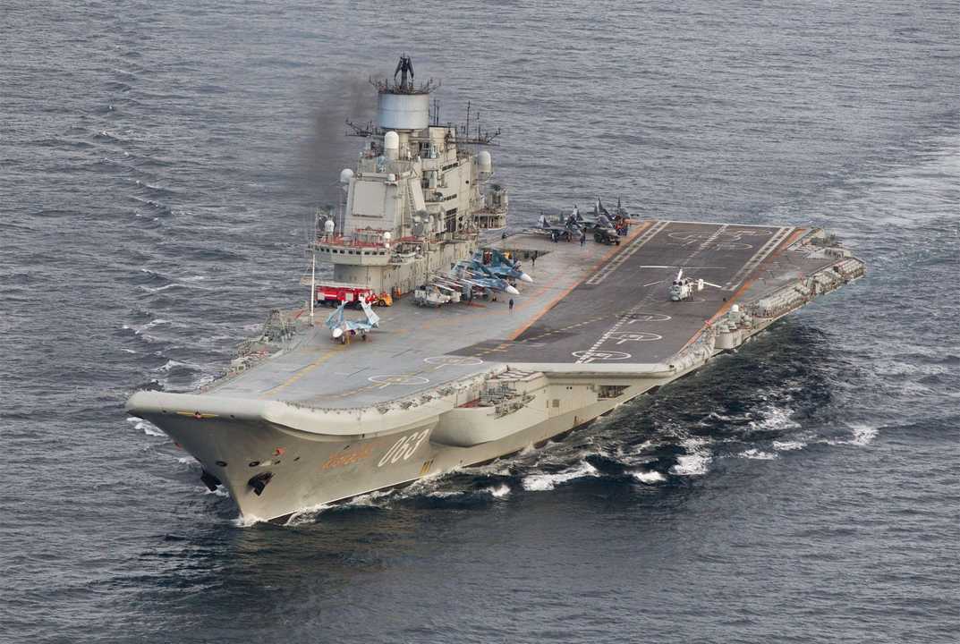 ロシアの空母、アドミラル・クズネツォフ。2016年10月17日、ノルウェー沖の公海上で。