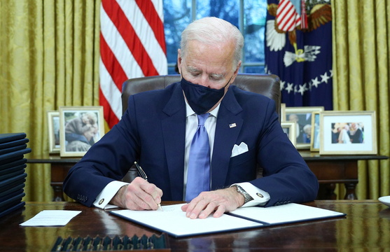 2021-01-20T223537Z_1008806875_RC2YBL95CI4F_RTRMADP_3_USA-INAUGURATION-BIDEN
