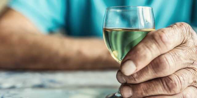 イギリスでは、コロナ禍でアルコール関連死が急増している —— 最新データ