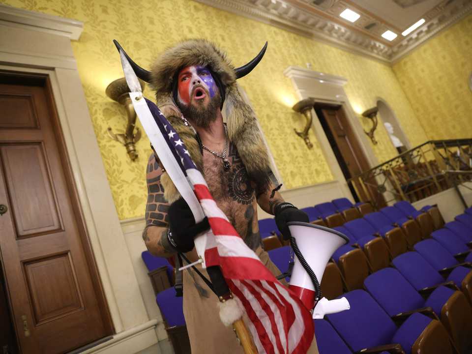 ジェイク・アンジェリは、2021年1月6日に数百人のトランプ元大統領の支持者とともに議会議事堂を襲撃したことで拘留された。