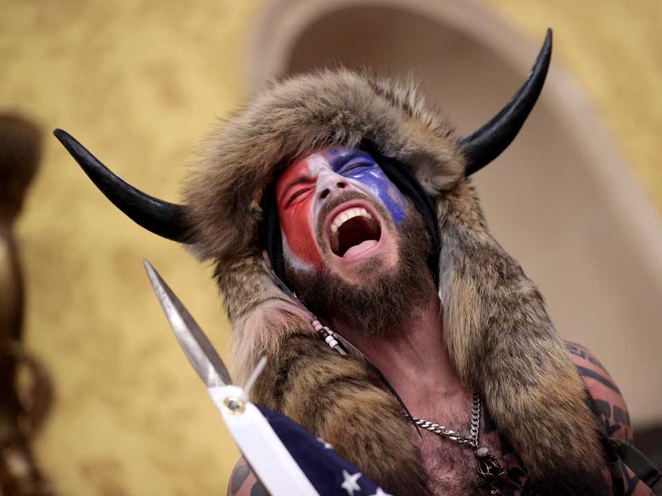 2021年1月6日、連邦議事堂で「フリーダム」と叫ぶアンジェリ。