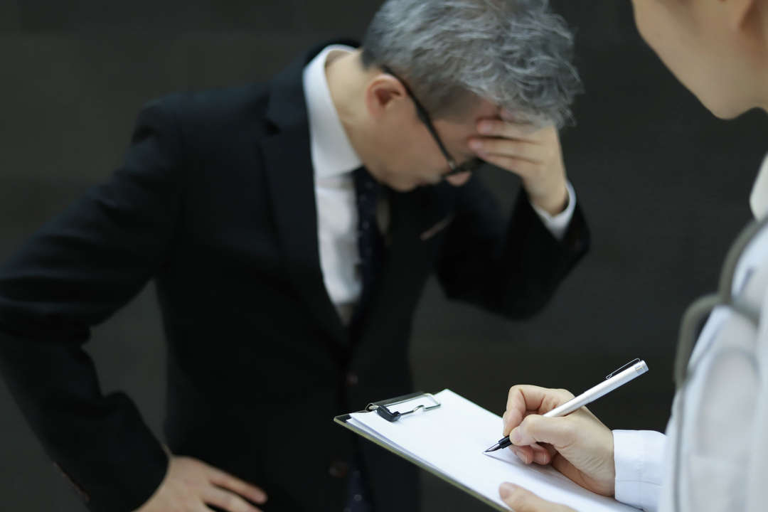 落ち込む中年サラリーマン