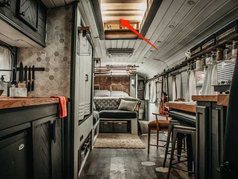 卒業後はこの車で旅へ デザインを学ぶ大学院生が予算100万円で作った スクールバスの家 Business Insider Japan