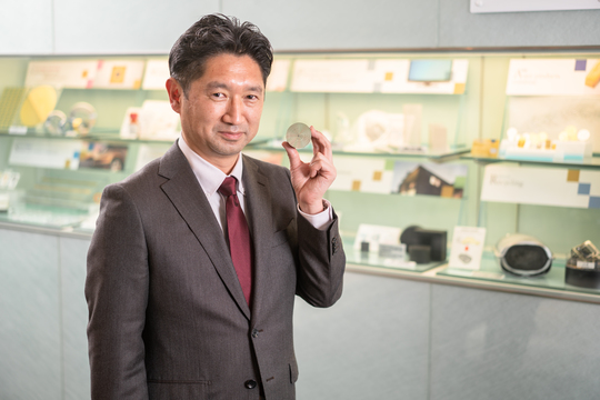 触媒を手に持つ村山氏