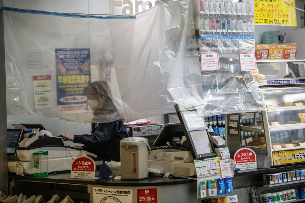 コンビニで働く女性