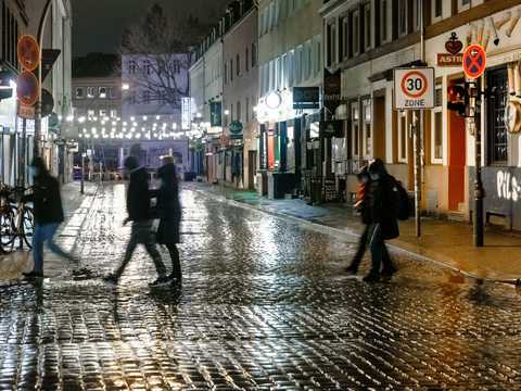 写真で見る世界のロックダウン「厳しい現実」。宣言解除はこんなに難しい...監視兵配備、夜間外出禁止、4度の延長