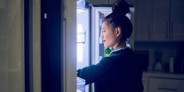 専門家がアドバイス 夜遅くにお腹が空いた時 食べるべき11のヘルシーなおやつ Business Insider Japan