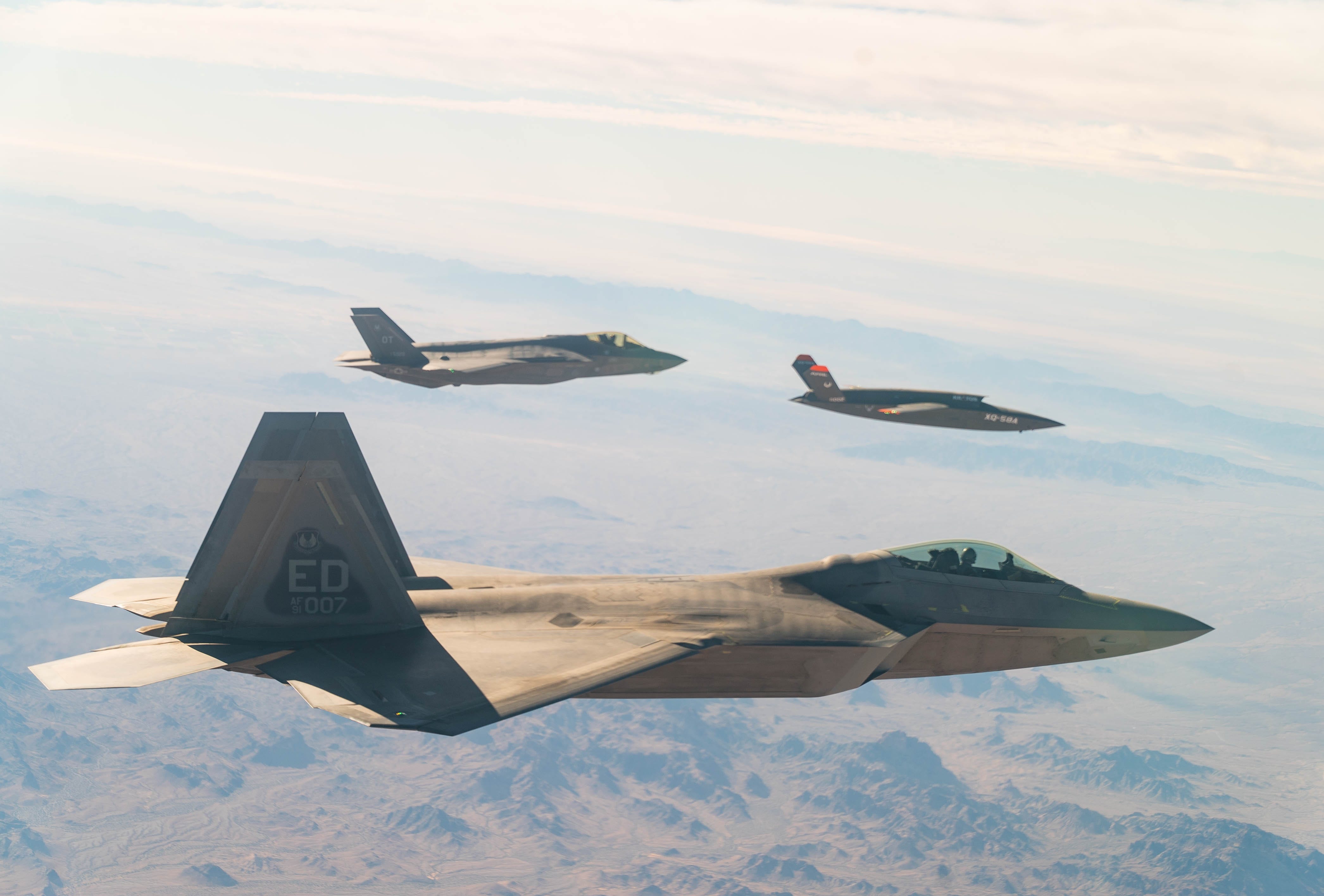 アメリカ空軍の無人戦闘機「ヴァルキリー」、小型ドローンの射出に成功