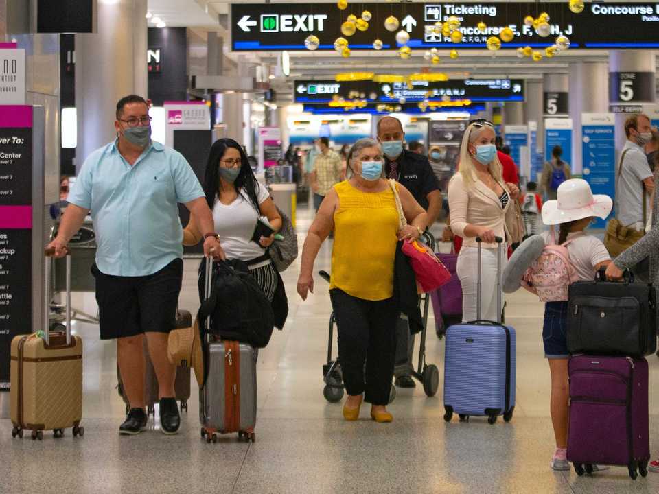 マスクを着用した旅行者