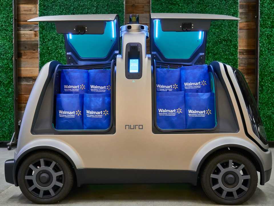 自動運転車がドミノのピザを配達