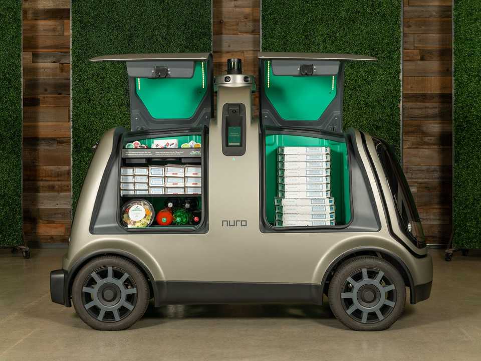 自動運転車がドミノのピザを配達