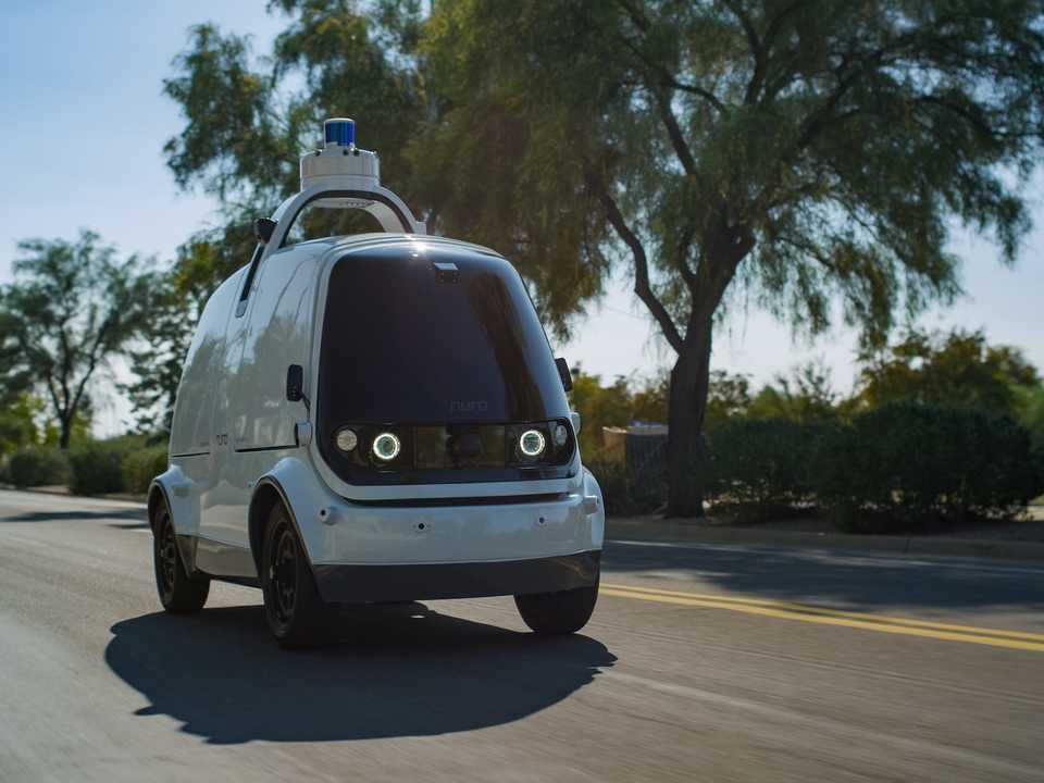 自動運転車がドミノのピザを配達