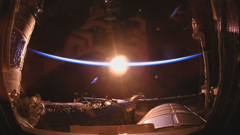 宇宙での初日の出