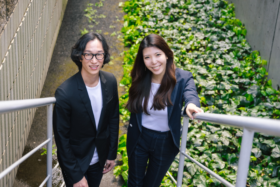 村上臣さん（左）と正能茉優さん（右）。