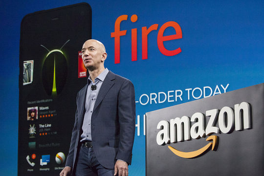 FIre Phoneを発表するジェフ・ベゾス