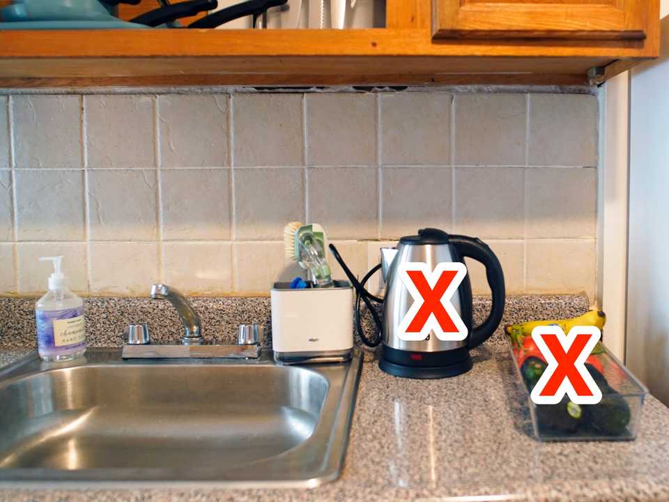 筆者宅の散らかったキッチンカウンター。