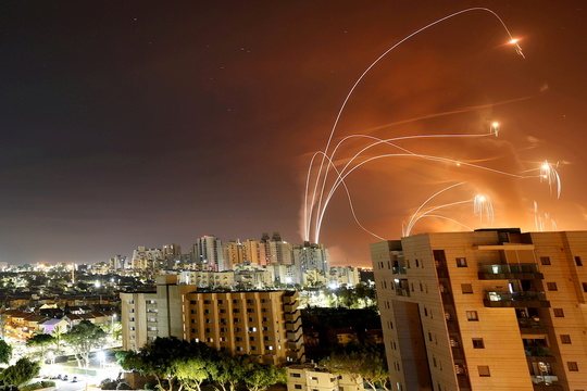 ロケット弾を迎撃するアイアンドーム。2021年5月12日。