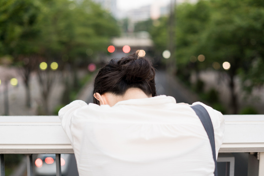 落ち込む女性の画像