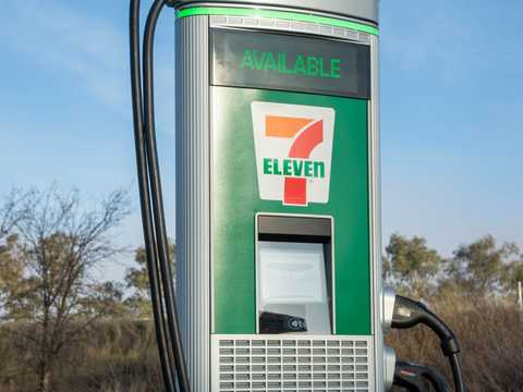 米セブン-イレブン、250店舗に500基の充電ポートを設置