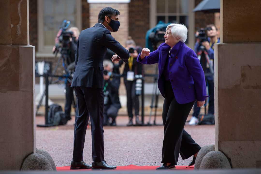 イギリスのリシ・スナック財務大臣（左）とアメリカのジャネット・イエレン財務長官。