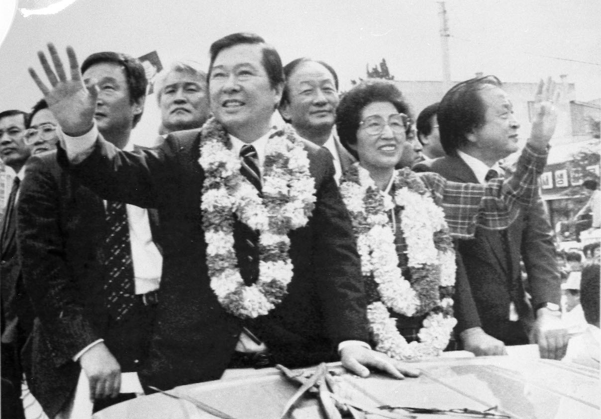 故郷の木浦で支持者に手を振る金大中氏（1987年9月）