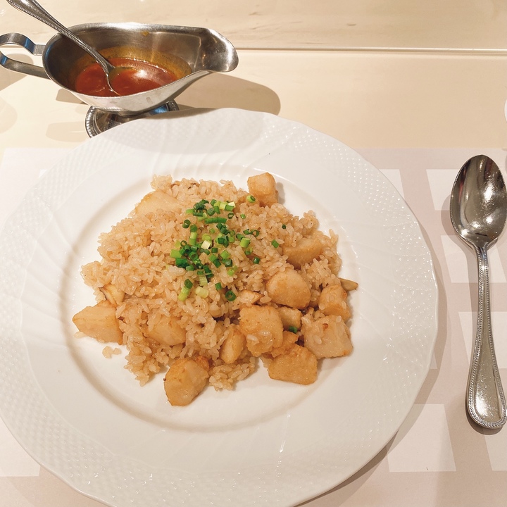 バターライスに大きくカットされたマッシュルームとたっぷりの貝柱。帆立の風味が食欲をそそる。