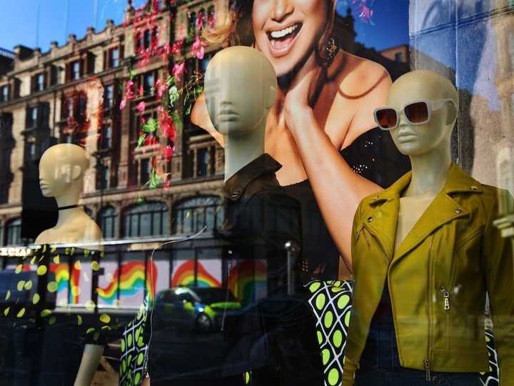 老舗百貨店ハロッズ 高級デザイナーブランドの服を客に貸し出しへ Business Insider Japan