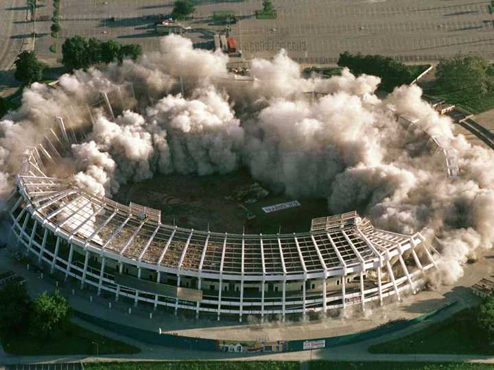 爆破解体されるアトランタ・フルトン・カウンティ・スタジアム。
