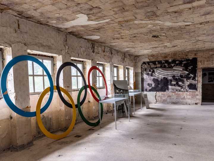 1936年のベルリン五輪の選手村には、かつて水泳プールだった建物が残されている。写真はそのホールに置かれた五輪マーク。2021年5月17日、エルシュタルで撮影。