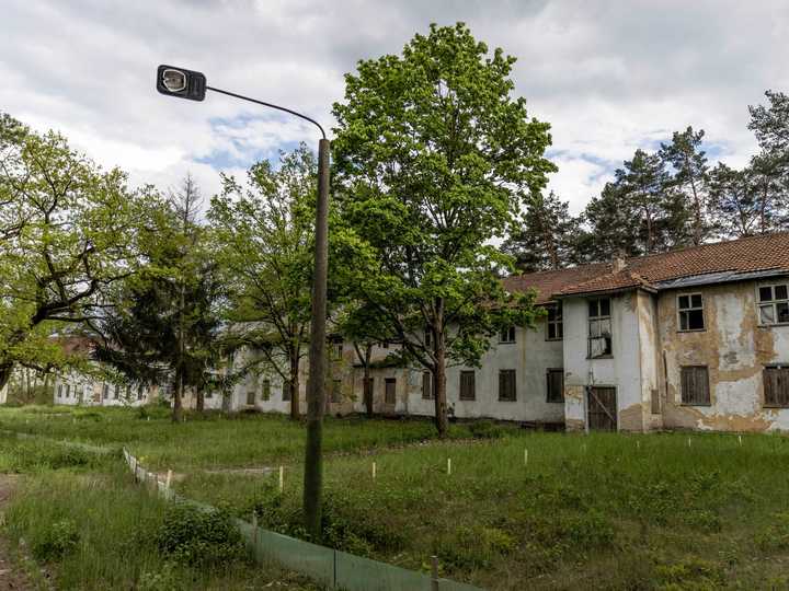 1936年ベルリン五輪選手村の跡地には、当時選手のために建てられた建物が今も誰も住むことなく残されている。それぞれの住居には、ドイツの都市名がつけられている。