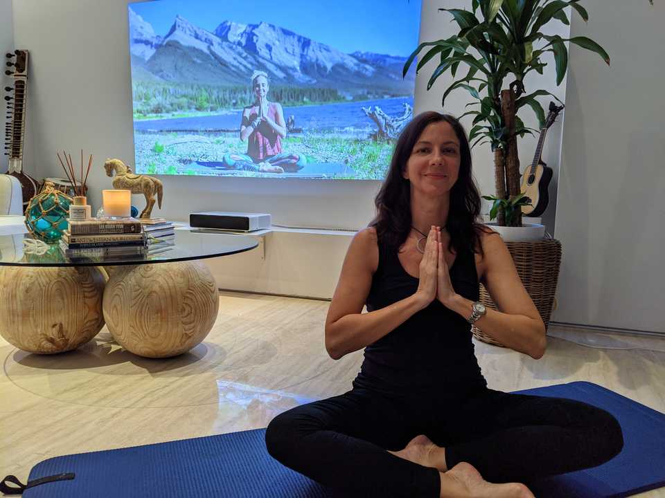 デイヴィスは可能な限り、1日の始まりにヨガセッションを行うことを日課としている。