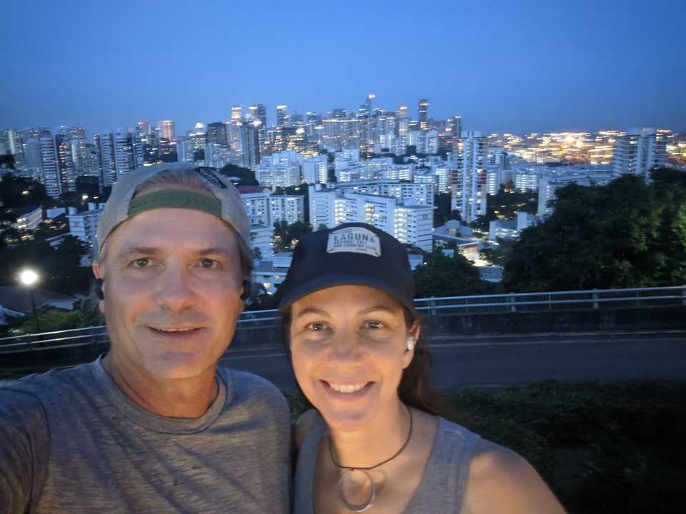 1週間に数回は夕方に時間を作り、夫とハイキングに出かける。