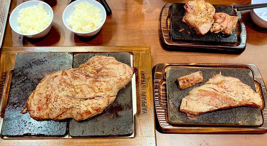 オーソドックスな「おすすめ赤身ステーキ(300g)や芝大門店限定の熟成アメリンステーキと比較すると一目瞭然のボリューム。